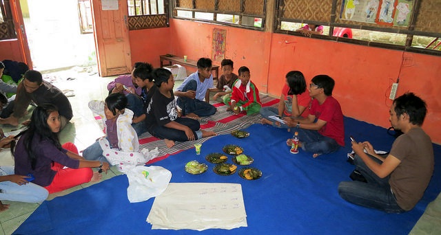 Fajar Riyanto dkk. berinteraksi dengan sekelompok anak di Ledhok Timoho, dok.: KUNCI.